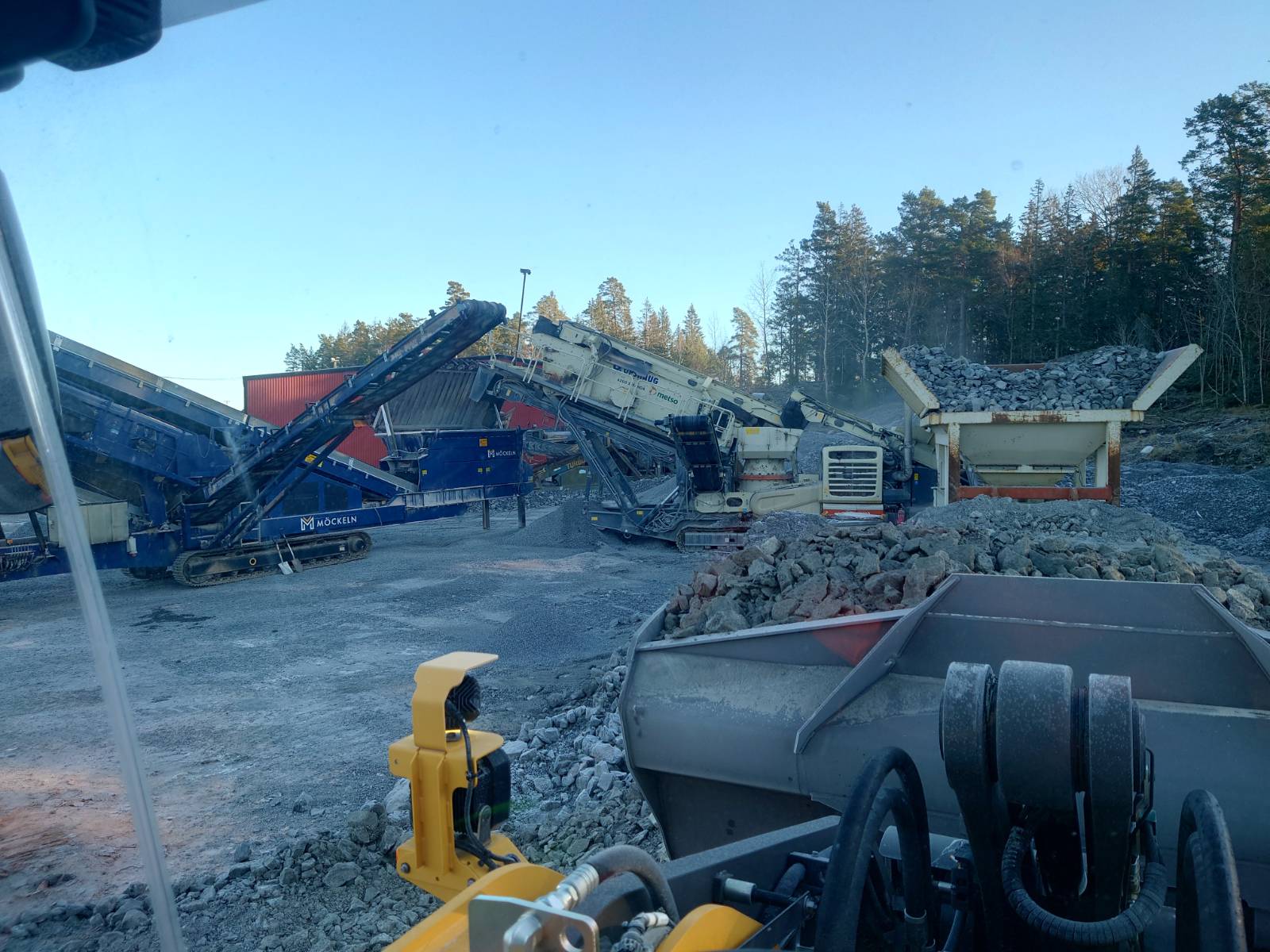 Krossverk och sorteringsverk i drift på bergtäkt