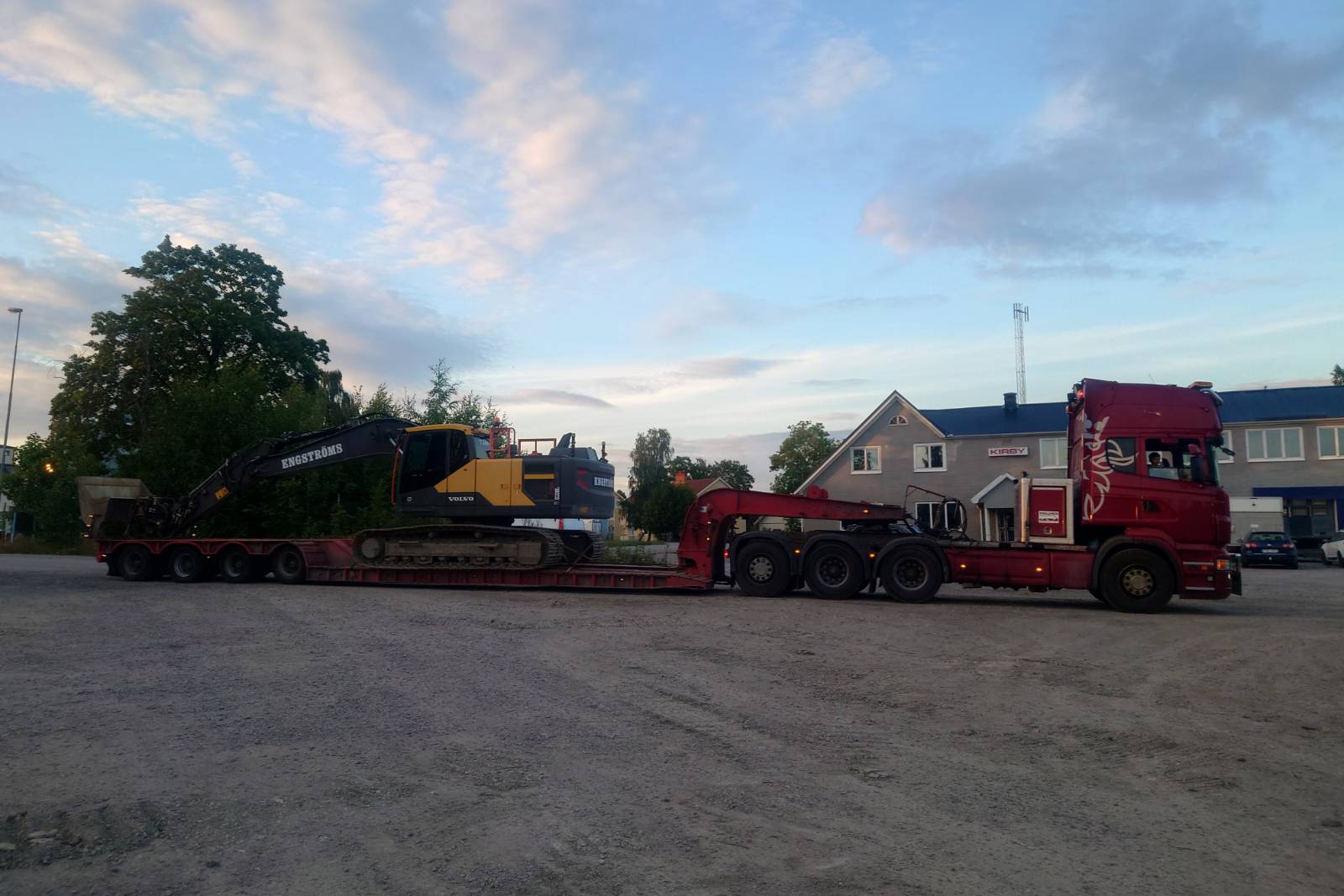 Scania-ekipage med Volvo grävmaskin på trailer
